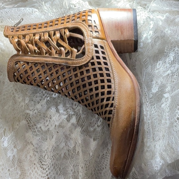 Freebird by Steven. Made in Mexico.  Leather sole.  Size 10.  Lattice pattern. - Picture 7 of 16